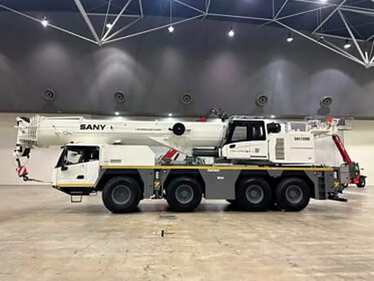 Heavy-duty crawler excavator